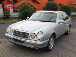 Silber Gebraucht 1999 Mercedes E240 Elegance Limousine | 3.500 € (Fairer Preis)