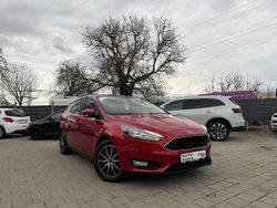 Rot Gebraucht 2018 Ford Focus Kombi | 10.950 € (Guter Preis)