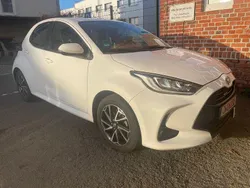 Weiß Gebraucht 2021 Toyota Yaris Team Limousine | 12.970 € (Fairer Preis)
