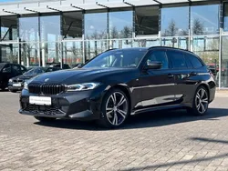 Saphirschwarz (metallic) Gebraucht 2023 BMW 320 M Sport Kombi | 46.930 € (Teuer)