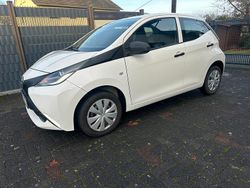 Weiß Gebraucht 2015 Toyota Aygo Kleinwagen | 7.250 €