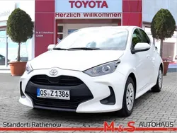 Weiß Gebraucht 2022 Toyota Yaris Comfort Limousine | 13.450 € (Fairer Preis)