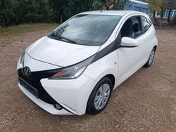 Weiß Gebraucht 2016 Toyota Aygo X-play Kleinwagen | 4.999 € (Fairer Preis)