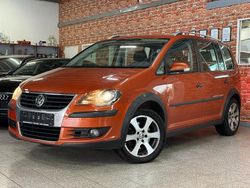 Rot Gebraucht 2007 VW Touran Cross Van / Kleinbus | 4.380 € (Etwas zu teuer)