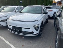 Serenity white metallic/ dach schwarz Gebraucht 2024 Hyundai Kona Prime SUV | 34.495 € (Fairer Preis)