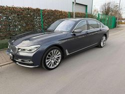 Grau Gebraucht 2016 BMW 750 Limousine | 28.900 € (Guter Preis)