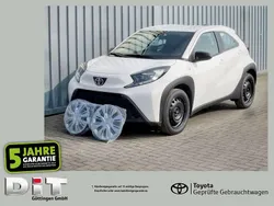 Schneeweiß Gebraucht 2024 Toyota Aygo Play Kleinwagen | 16.790 € (Fairer Preis)