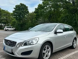 Grau Gebraucht 2012 Volvo V60 Kombi | 8.000 €