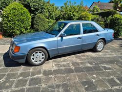 Blau Gebraucht 1992 Mercedes E300 Limousine | 10.400 €