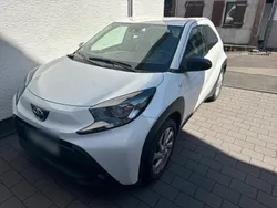 Weiß Gebraucht 2022 Toyota Aygo X-play Kleinwagen | 13.660 € (Fairer Preis)