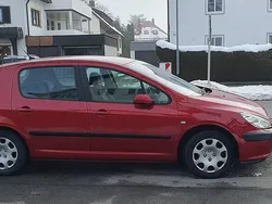 Rot Gebraucht 2001 Peugeot 307 Premium Kleinwagen | 2.700 €