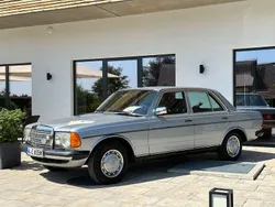 Blau Gebraucht 1982 Mercedes E230 Limousine | 13.500 €