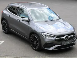 Mountaingrau Gebraucht 2020 Mercedes GLA200 AMG line SUV | 28.990 € (Fairer Preis)