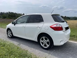 Weiß Gebraucht 2011 Toyota Auris Edition Limousine | 4.995 € (Fairer Preis)