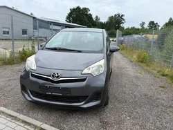 Grau Gebraucht 2011 Toyota Verso-S Life Van / Kleinbus | 3.390 € (Teuer)