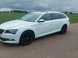 Weiß Gebraucht 2016 Skoda Superb Style Kombi | 23.400 € (Teuer)