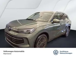 Grün Gebraucht 2024 VW Tiguan Life SUV | 31.890 € (Fairer Preis)