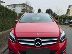 Rot Gebraucht 2017 Mercedes B200 Van / Kleinbus | 14.200 € (Fairer Preis)