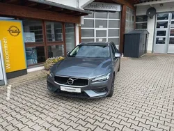 Grau Gebraucht 2021 Volvo V60 Momentum Kombi | 24.700 € (Guter Preis)