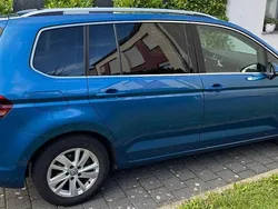 Blau Gebraucht 2019 VW Touran Comfortline Van / Kleinbus | 21.800 € (Fairer Preis)