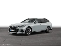 Grau Gebraucht 2024 BMW 540 Kombi | 67.500 €