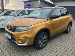 Solar yellow pearl / dach black (metallic) Gebraucht 2021 Suzuki Vitara Comfort SUV | 16.290 € (Guter Preis)