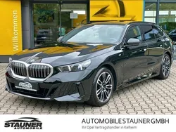Black sapphire metallic Gebraucht 2024 BMW 520 M Sport Kombi | 51.980 € (Superpreis)