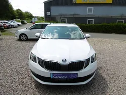 Weiß Gebraucht 2018 Skoda Octavia Ambition Kombi | 16.480 € (Fairer Preis)