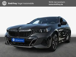 Sophistograu brillanteffe Neu 2025 BMW 540 M Sport Kombi | 93.610 € (Teuer)