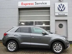 Indiumgrau metallic Gebraucht 2024 VW T-Roc Life SUV | 33.490 € (Etwas zu teuer)