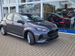 Grau Gebraucht 2024 Mazda 2 Center-Line Limousine | 21.990 € (Guter Preis)