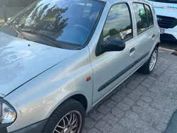 Grau Gebraucht 2000 Renault Clio II Kleinwagen | 650 €