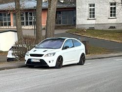 Weiß Gebraucht 2008 Ford Focus ST Limousine | 14.900 €