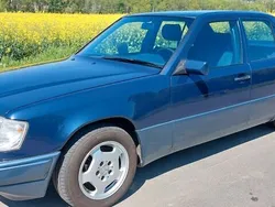 Blau Gebraucht 1994 Mercedes E220 Limousine | 11.600 €