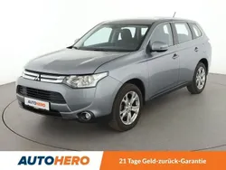 Grau Gebraucht 2015 Mitsubishi Outlander Classic Collection SUV | 13.080 € (Fairer Preis)