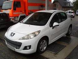 Weiß Gebraucht 2012 Peugeot 207 Forever Limousine | 3.950 € (Teuer)