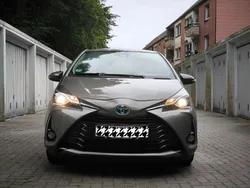 Grau Gebraucht 2018 Toyota Yaris Hybrid Limousine | 12.200 € (Guter Preis)