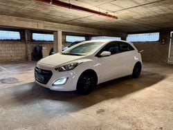 Weiß Gebraucht 2015 Hyundai i30 Trend Limousine | 11.595 € (Fairer Preis)
