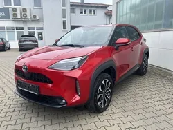 Rot (metallic) Gebraucht 2022 Toyota Yaris Hybrid Team SUV | 26.890 € (Etwas zu teuer)