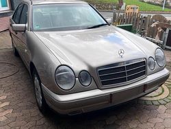 Beige Gebraucht 1998 Mercedes E280 Limousine | 2.500 € (Superpreis)