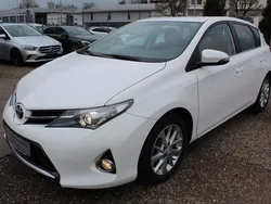 Weiß Gebraucht 2013 Toyota Auris Life+ Limousine | 7.995 € (Guter Preis)