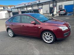 Rot Gebraucht 2004 Ford Focus Ghia Limousine | 1.850 € (Etwas zu teuer)