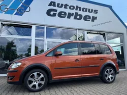 Orange Gebraucht 2009 VW Touran Cross Van / Kleinbus | 6.990 € (Etwas zu teuer)
