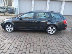 Schwarz Gebraucht 2014 Skoda Octavia Kombi | 6.850 € (Superpreis)