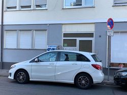 Weiß Gebraucht 2016 Mercedes B180 Van / Kleinbus | 13.999 € (Fairer Preis)