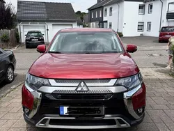 Rot Gebraucht 2019 Mitsubishi Outlander Diamant Edition SUV | 22.500 € (Etwas zu teuer)
