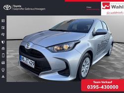 Silber Gebraucht 2023 Toyota Yaris Comfort Limousine | 15.490 € (Fairer Preis)