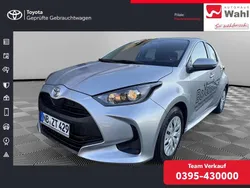 Silber Gebraucht 2023 Toyota Yaris Comfort Limousine | 18.900 € (Teuer)