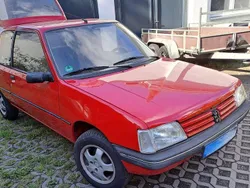 Rot Gebraucht 1993 Peugeot 205 Limousine | 5.500 €