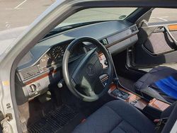 Silber Gebraucht 1993 Mercedes E200 Limousine | 7.100 €